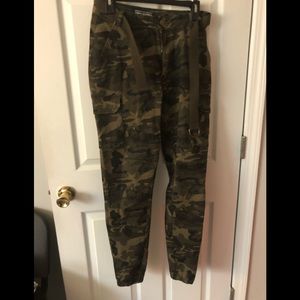 Women’s Twin Sisters Camouflage Capri’s Pants, (Zipper broken), belt included